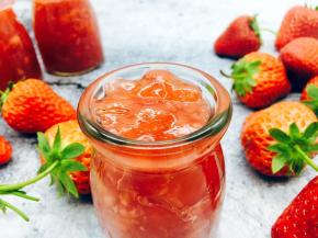 趁热草莓酱热的时候盛入已经消毒的小瓶子里，马上盖上盖儿，拧紧。草莓酱可保存半年。