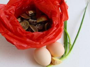 1.备好材料：蛤蜊、鸡蛋、小葱和生姜。注：向卖鲜蛤蜊的人要些海水吐沙。
