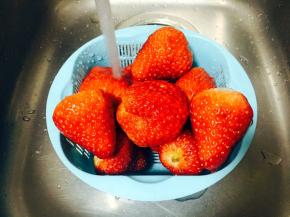 用淡盐水把草莓泡10分钟，再清洗干净。
