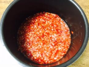 将辅助食材全部放倒盛有草莓的电饭锅内胆里。