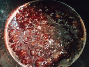 一个小时后水分熬干，酱汁浓稠即可。