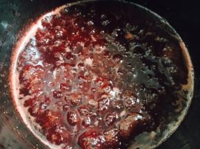 一个小时后水分熬干，酱汁浓稠即可。