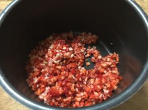 把切好的草莓放倒电饭锅的内胆里，我选择用电饭锅的理由是电饭锅有恒温控制，同时还有不粘锅的功能。