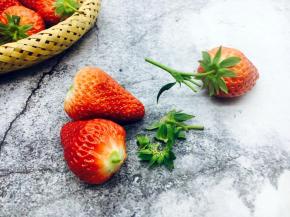 把草莓的蒂摘去。