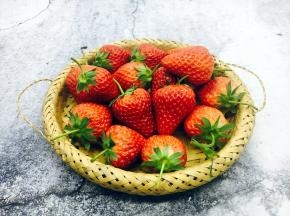 新鲜的草莓。