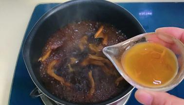 煮至鸭掌变软，汤汁变浓稠，加入鲍鱼汁