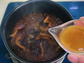 煮至鸭掌变软，汤汁变浓稠，加入鲍鱼汁