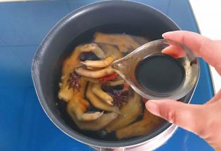 倒入料酒、生抽、老抽