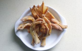 鸭掌焯水洗净