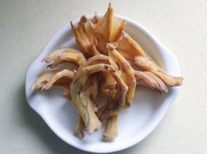 鸭掌焯水洗净