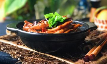 装盘后撒上葱段添香增色