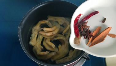 倒入放有清水的锅里，水位淹没过过鸭掌，加入桂皮、茴香、干辣椒