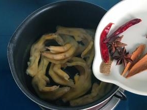 倒入放有清水的锅里，水位淹没过过鸭掌，加入桂皮、茴香、干辣椒