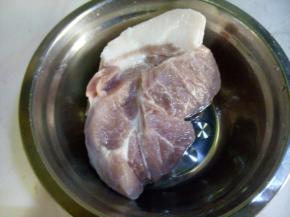 前腿肉洗净备用。