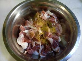 放盐，五香粉，花椒粉先调味。