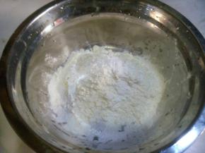 准备面粉，淀粉，和泡打粉。