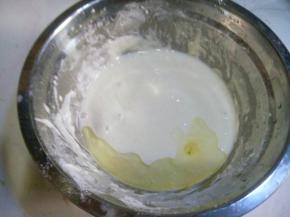 加水调糊，再放少量油搅匀。