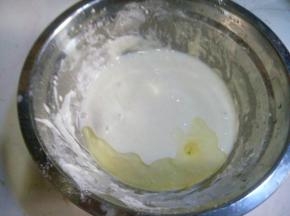 加水调糊，再放少量油搅匀。