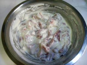 放入拌好的肉，裹上面糊。