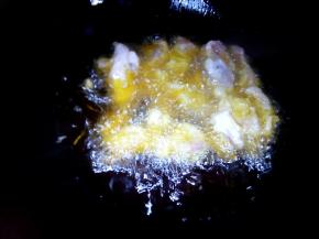 锅里放油烧热，放肉炸。