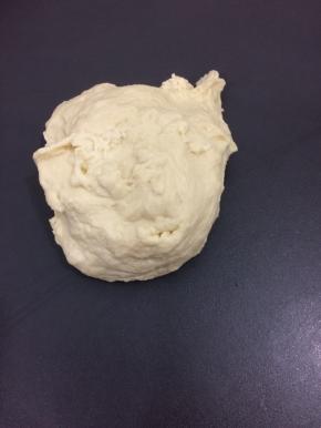 搅好的面团取出，盖上保鲜膜饧十五分钟