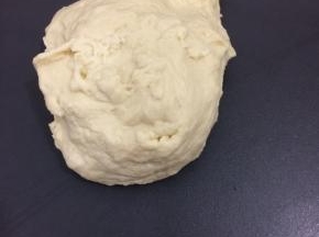 搅好的面团取出，盖上保鲜膜饧十五分钟