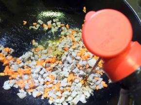 倒入酱油翻炒