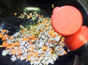倒入酱油翻炒