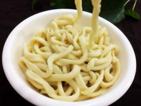 煮好的面条捞出，装入碗中