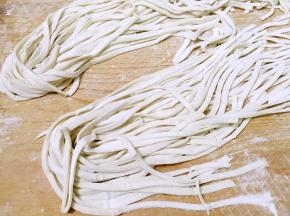 抖去多余的面粉