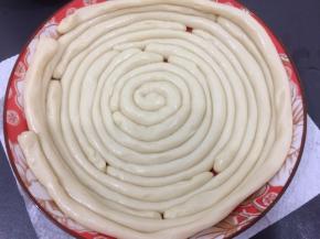 然后一条条的放入盘中，盖上保鲜膜饧三十分钟