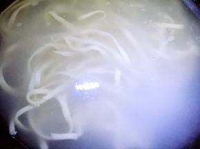 锅内烧开水，下面条煮熟，捞出过冷水