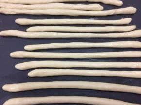 然后用刷子在面条上都均匀的涂抹上油