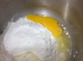 在把鸡蛋打入