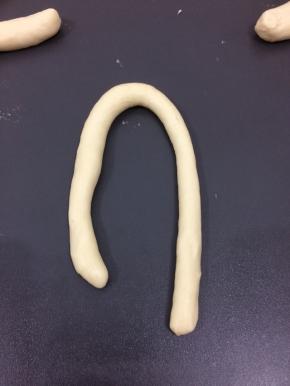 在饧十分钟，然后搓成长条