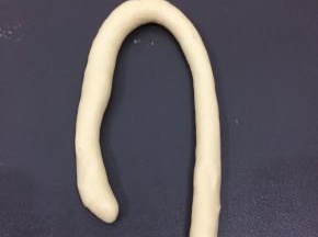 在饧十分钟，然后搓成长条