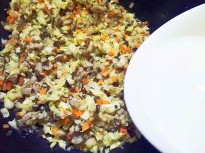 翻炒片刻后倒入水淀粉勾薄芡