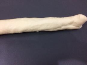 饧好的面团，揉成长条