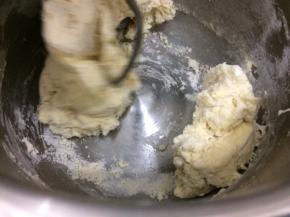 在用厨师机一档搅拌十分钟左右，静止十五分钟，然后在用一档搅拌十五分钟