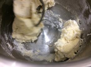 在用厨师机一档搅拌十分钟左右，静止十五分钟，然后在用一档搅拌十五分钟