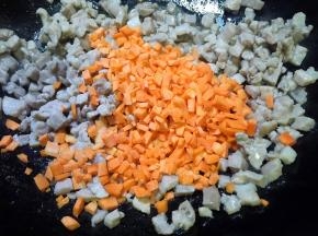 肉丁变色后放入胡萝卜丁翻炒