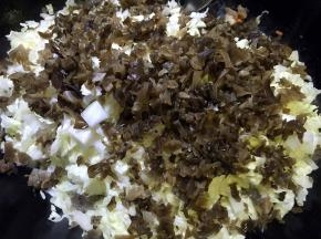 放入白菜丁和木耳丁翻炒片刻