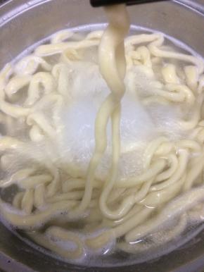 汤锅中加入适量的水烧开后，把饧好的面，用手一点点的抻长放入锅中，可以抻成粗的细的或者扁的面条，直到煮熟为止