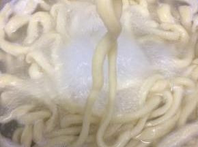 汤锅中加入适量的水烧开后，把饧好的面，用手一点点的抻长放入锅中，可以抻成粗的细的或者扁的面条，直到煮熟为止