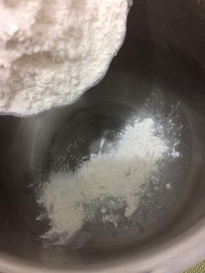 先把面粉放入厨师机中