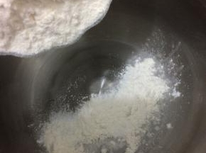 先把面粉放入厨师机中