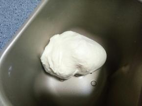 除黄油外所有面团材料放入面包机，揉到初步扩展阶段，然后加入软化好的黄油继续揉面至完全扩展阶段进行初次发酵