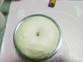 面团发酵至用手指粘面粉戳洞不回缩