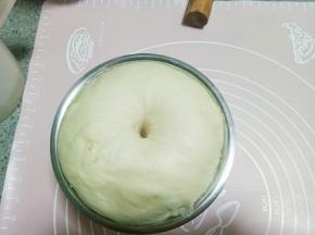 面团发酵至用手指粘面粉戳洞不回缩