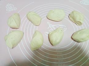 把面团排气后均匀分成八等份，然后揉圆盖保鲜膜松弛十分钟